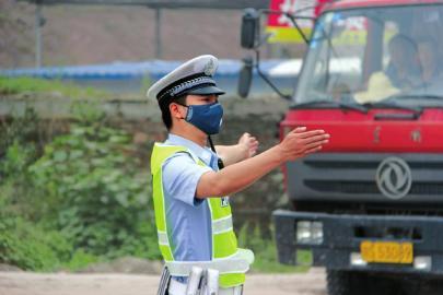 女交警雨中赤脚执勤,女交警光脚指挥