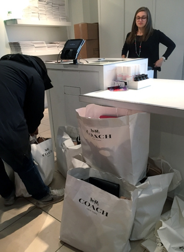 美名牌限购令难挡华人代购潮普通消费者受牵连