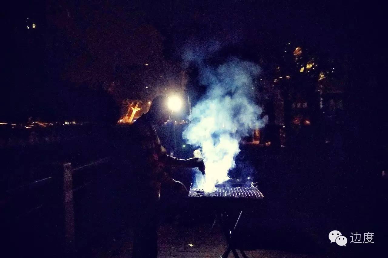 这家店烧烤火锅超火爆,这家店烧烤超好吃又便宜