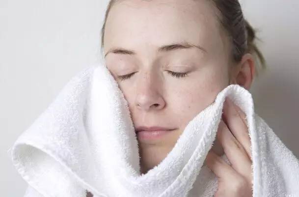 毛巾怎么用才不会发霉,毛巾容易滋生细菌用久了还会变异