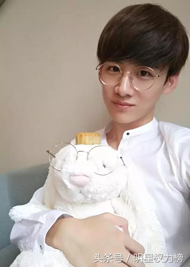 明星自拍除了卖萌还会搞怪！鹿晗TFBOYS教你自拍的正确姿势