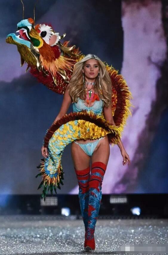 没看现场不要紧！用海量美图告诉你今年维密秀长腿美胸都这样玩