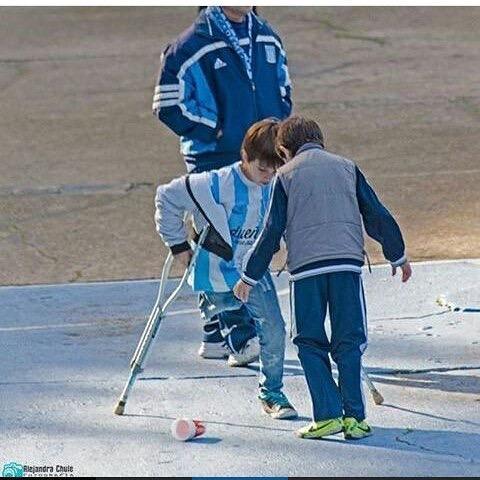 感动的足球小男孩,小孩子踢球足球场上的感人瞬间