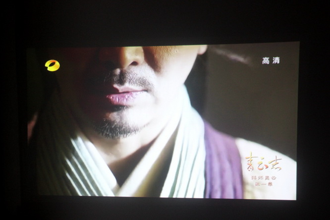 大屏幕+游戏手柄，神画投影电视成办公室新宠