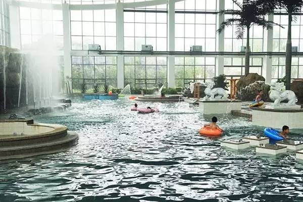 天冷了泡个温泉挺舒服,天冷了泡温泉放松一下心情