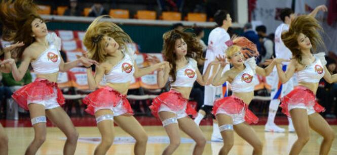 这届篮球宝贝质量太差又丑又肥，看台观众喊退票怒斥肉太多不专业