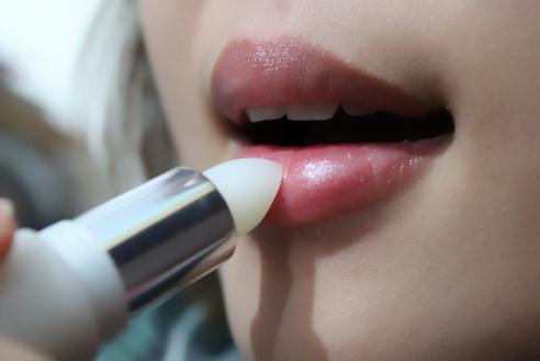 皮肤皲裂是咋回事咋治,冬季皮肤皲裂用什么护肤品