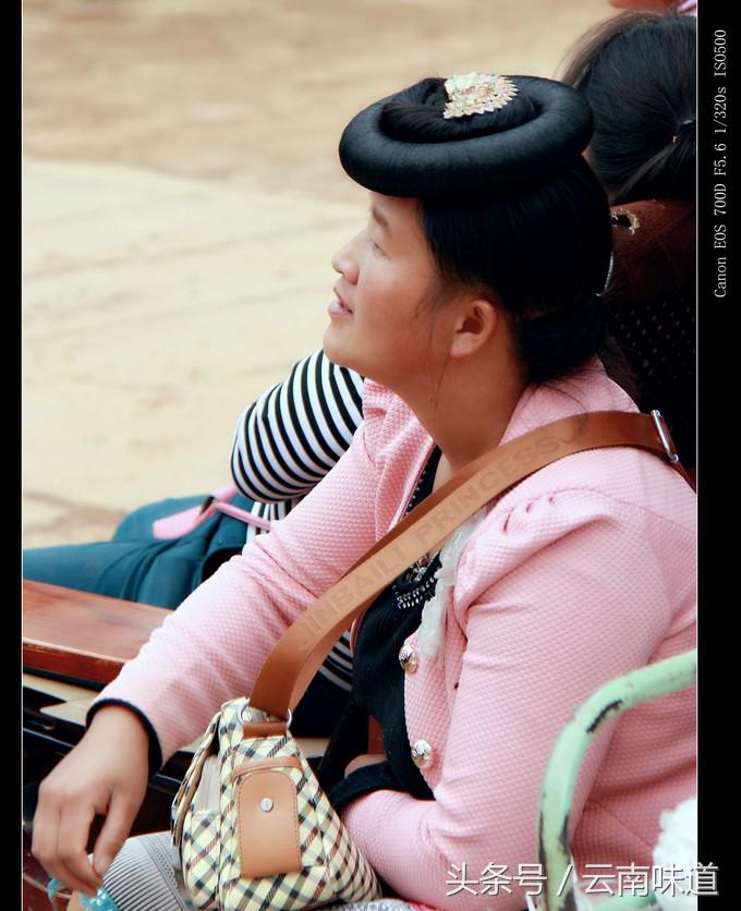 夜色下的罗茨温泉，看着养眼，泡着安逸