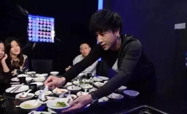 薛之谦带病坚持录制视频,薛之谦劳模行程