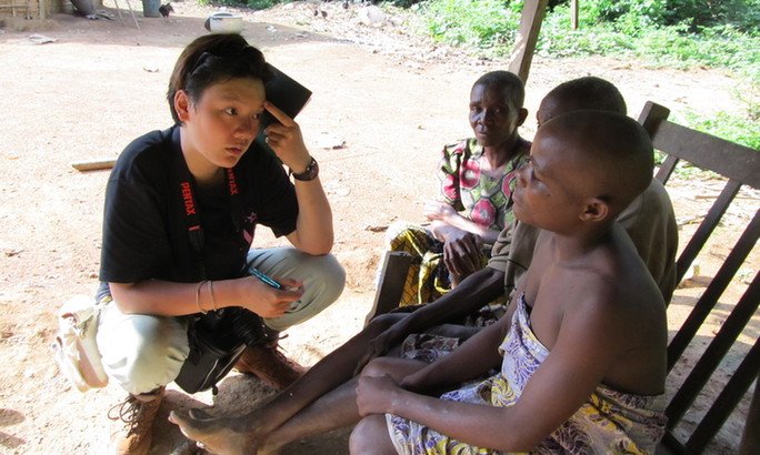 狩猎住帐篷吃虫子重庆女孩非洲原始部落体验不一样的人生