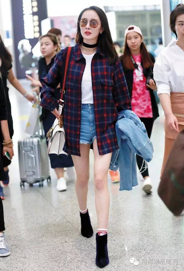 杨紫赵丽颖机场撞衫,杨紫周冬雨影后对比