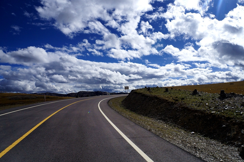 佩服自己，我在亚丁冒雨溯溪央迈勇到牛奶海