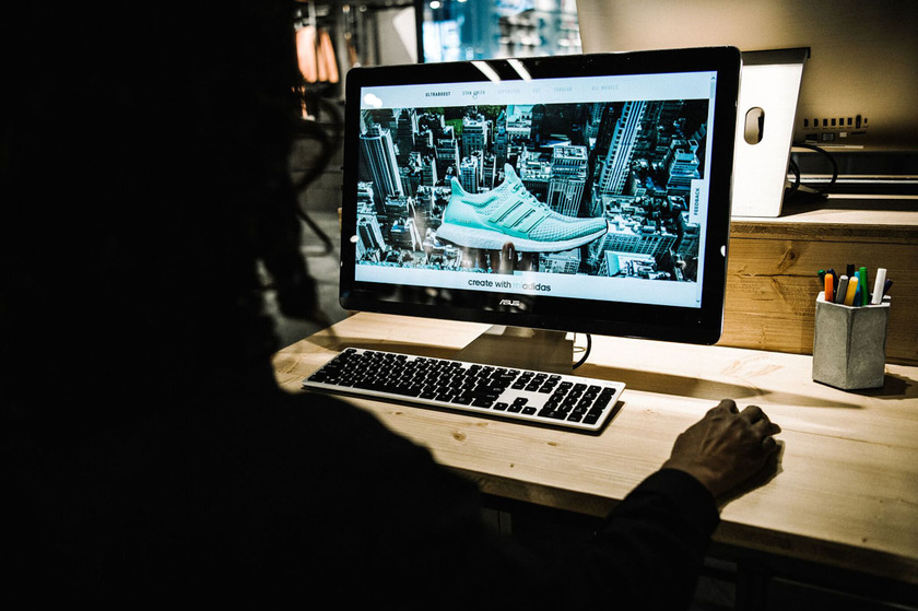 adidas全球最大旗舰店坐落纽约，灵感来自美国高中体育场