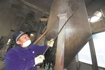 烤砂工：为列车装上“安全防滑链”