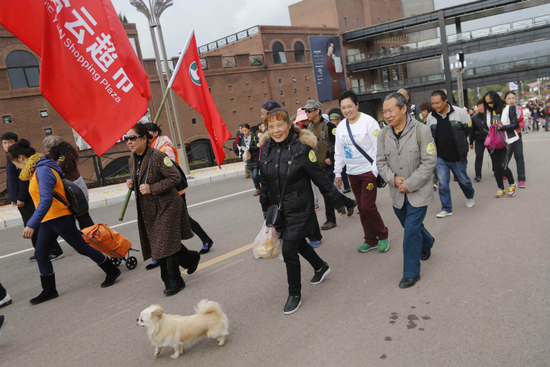 一万人一起吃饭长街宴,万人徒步20公里