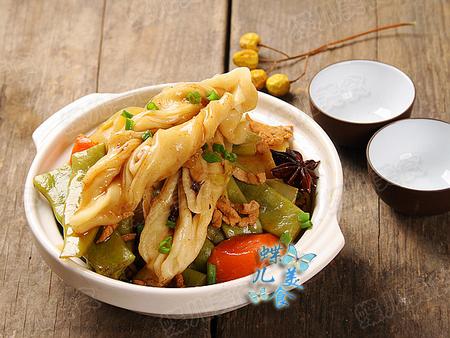 粘卷子焖豆角的做法视频,东北豆角焖卷子教程