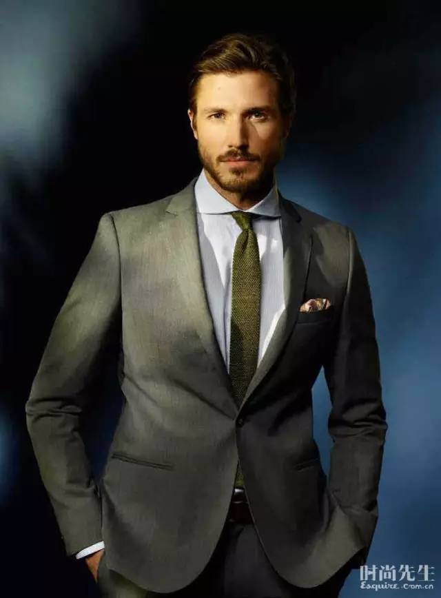 领带和西服应该怎么搭配,领带是和西服搭还是衬衫搭