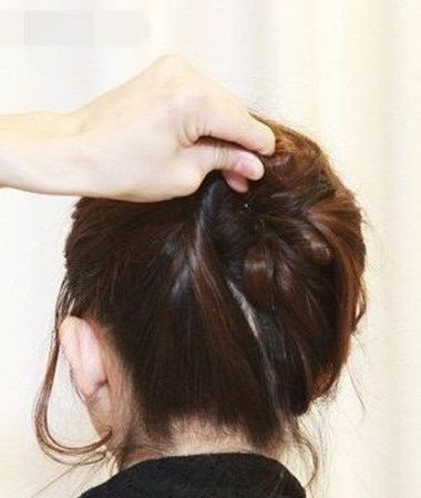 短发盘发简单款好看20岁,2款女生好看的盘发发型图解