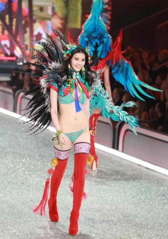 没看现场不要紧！用海量美图告诉你今年维密秀长腿美胸都这样玩