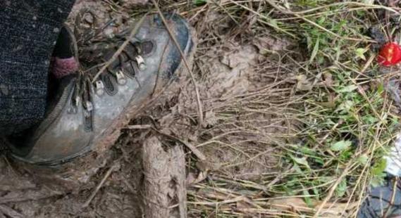 钓鱼人太牛！大风大雨中垂钓也能迎来鲤鲫大丰收