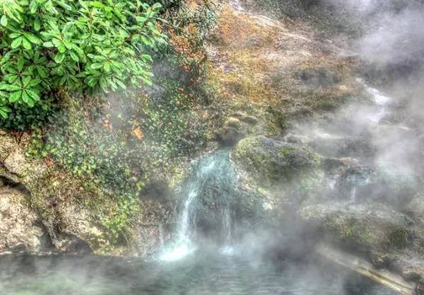 天冷了泡个温泉挺舒服,天冷了泡温泉放松一下心情