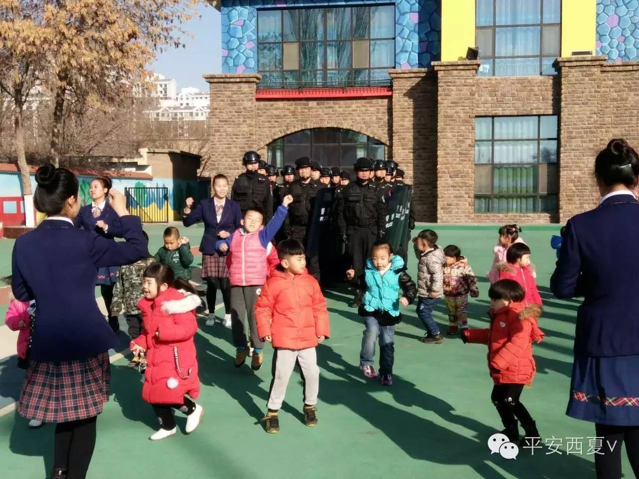 头条丨PTU的蜀黍们受邀来到海贝尚智幼儿园，对小朋友进行爱国主义教育！