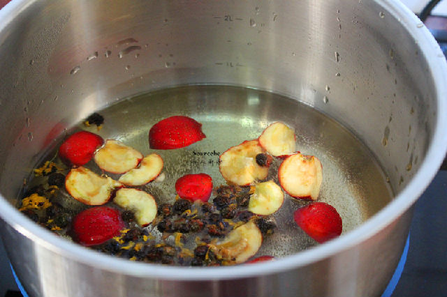 冬天喝乌梅山楂茶,冬天口干舌燥喝蜂蜜水