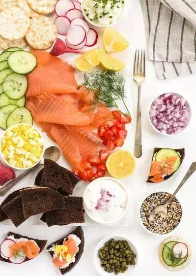 麻烦给我一份厚切三文鱼,再来一杯清酒!