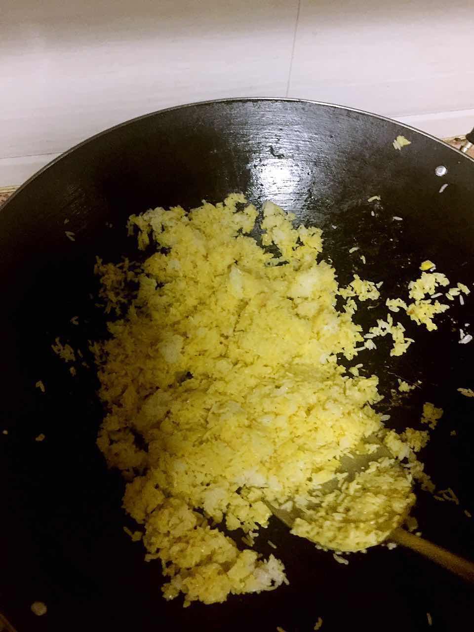黄金炒饭怎么炒才好吃,黄金炒饭怎么才能炒成颗粒分明