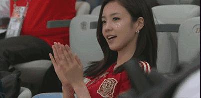 妹子出现时，老司机教你用踢球技术实力把妹