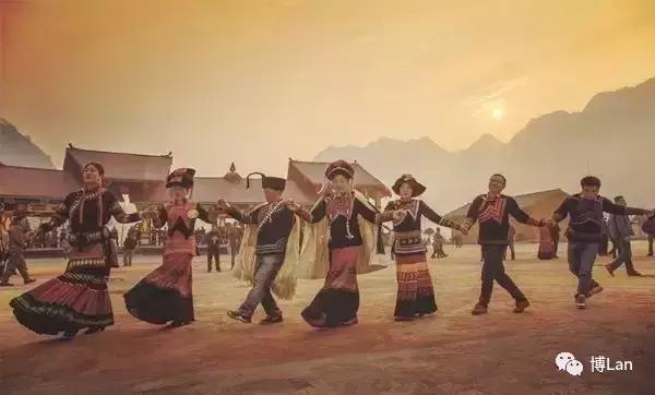 彝族特色菜肴坨坨肉图片,彝族特色酒