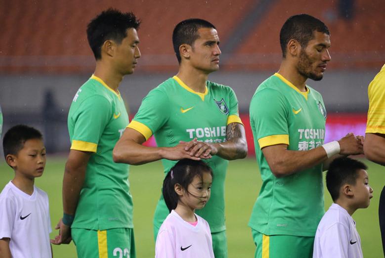 足球场球童被打,球童被砸哭