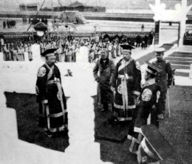 袁世凯为了当皇帝，不准女儿看娘家的灯，还把祖坟都刨了！