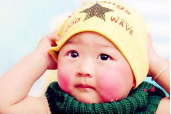 宝宝脸蛋红扑扑裂了,宝宝皮肤开裂发红怎么办