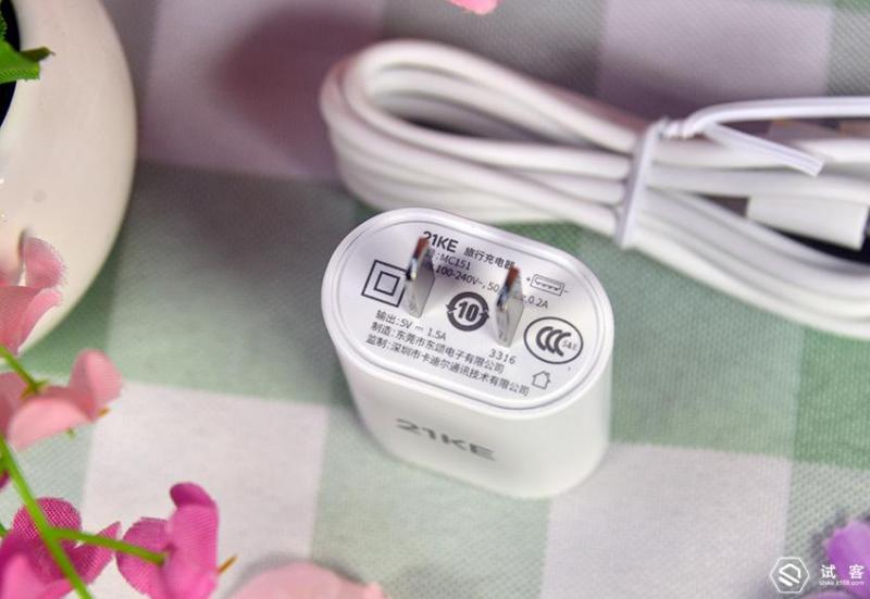 谁说“老人机”不时尚,21克手机给父母最温馨的时尚体验