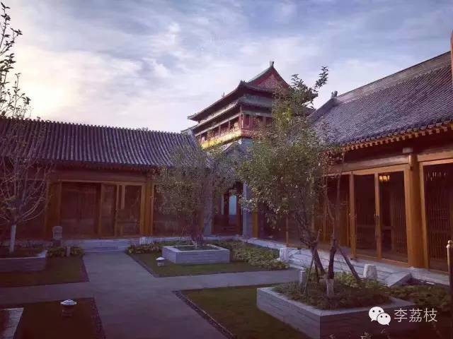 我在LV展价值20万人民币的箱子上吃了一顿老北京饺子