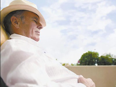 更年期怎么保养自己，犹如不老女神赵雅芝不老男神钟汉良