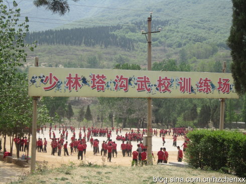河南登封塔沟武校万人表演直播,河南郑州登封塔沟武术学校打山门