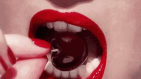 一年服下那么多唇膏,老板麻烦给我来根能吃的!