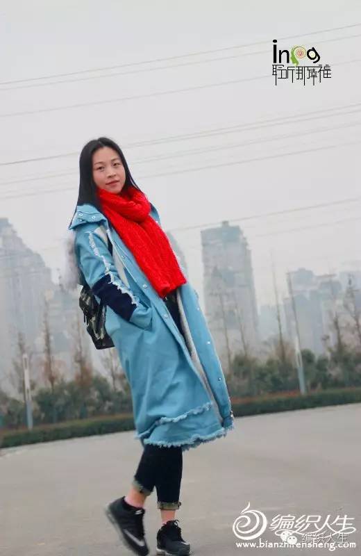 围巾冬日纯色搭配,秋冬红围巾的时尚打法