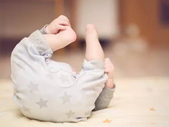 孩子太早站会o型腿吗,宝宝走路太早会对腿有影响吗