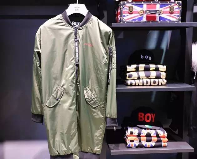 听说草木绿是2017年度代表色！我只想穿上美美的圣诞色，不小心领先时髦一整年！