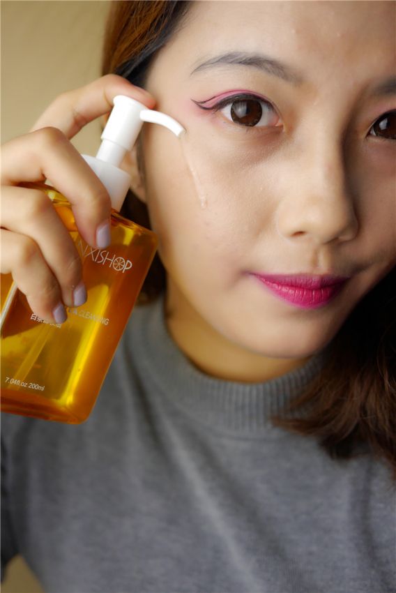 凡茜卸妆油和梦妆卸妆油哪个好,凡茜卸妆油干皮