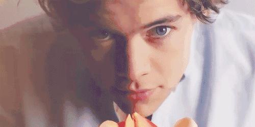 想要成功撩到一个女人,想成功撩到女生要做到三个不在乎