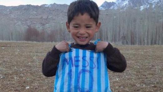 自制梅西球衣的小男孩,身穿梅西球衣的阿富汗男孩