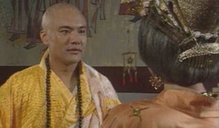 她一生到底与佛教有何渊源，为何两次出家当尼姑，却又痛恨佛教