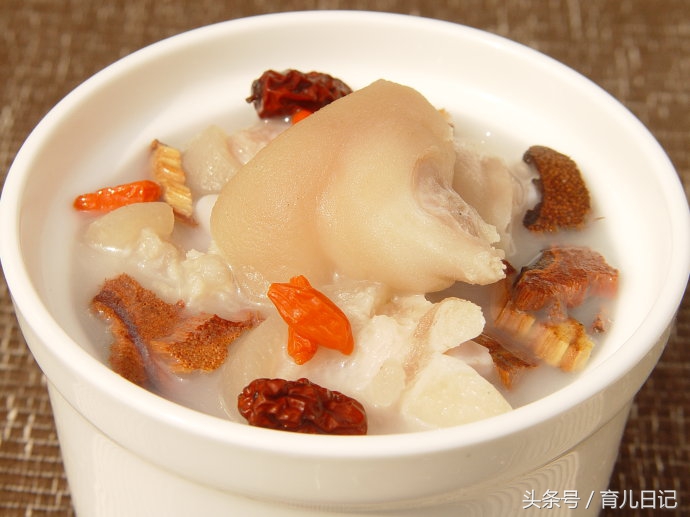 喉咙痛咳嗽喝什么汤水,夜咳嗽吃什么汤水