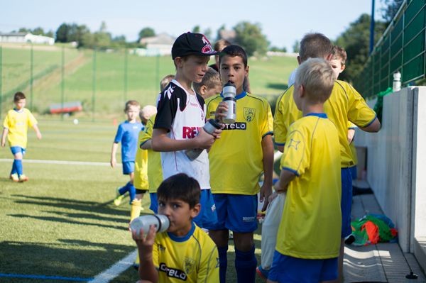 不会自己喝水的宝宝,不会喝水的宝宝怎么办