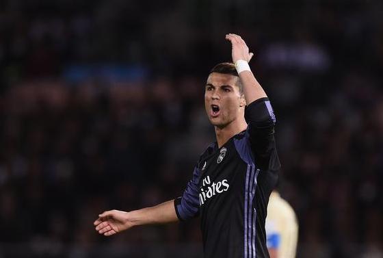 足球比赛哪个位置录像最好,足球回放战术解析