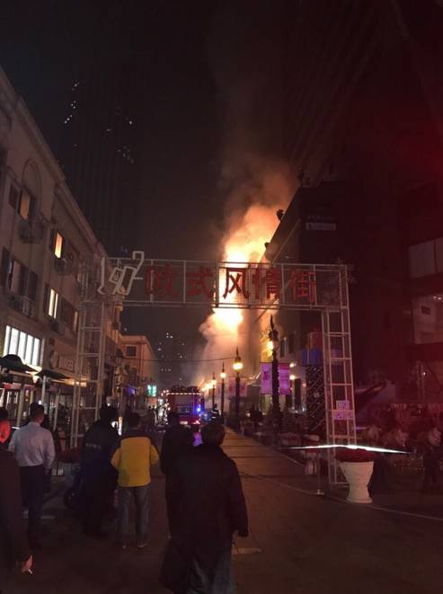昨晚,小白楼欧式风情街一商铺发生火情!
